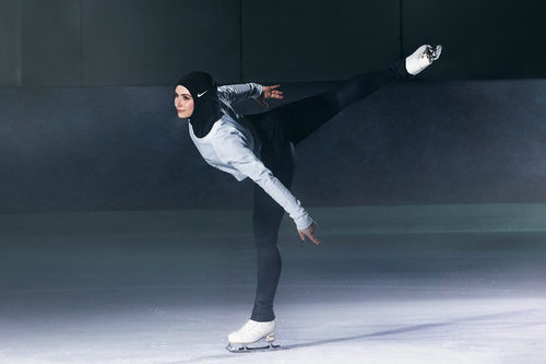 La patinadora Zahra Lari con el velo 'Pro Hijab' de Nike