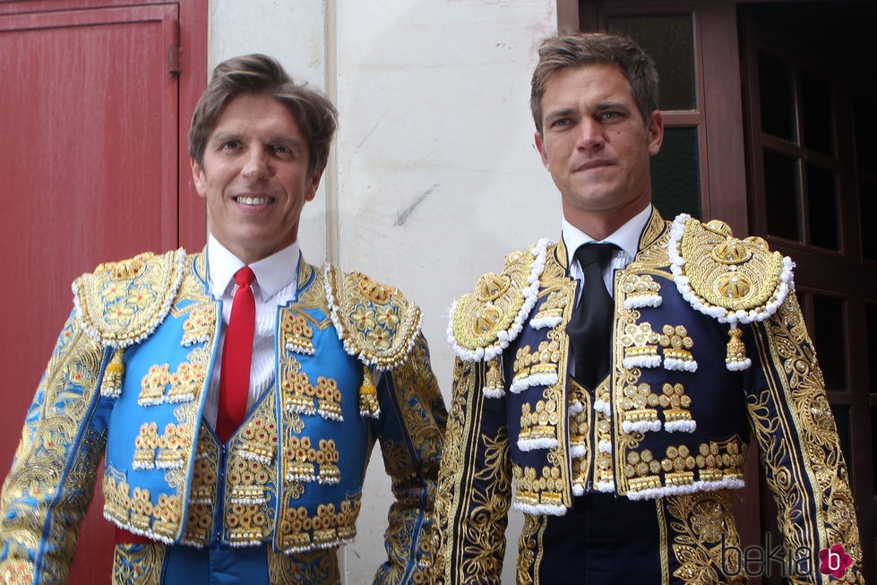 Manuel Díaz 'El Cordobés' y su hermano Julio Benítez antes de la corrida de Morón de la Frontera