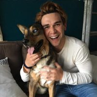 KJ Apa posa sonriente junto a su perro