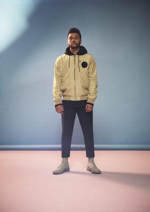 The Weeknd con una bomber dorada de H&M primavera/verano 2017