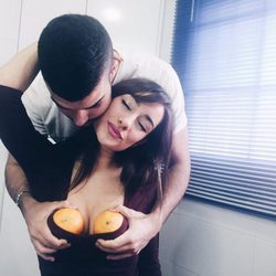 Adara y Pol ('GH 17') posan divertidos con unas naranjas