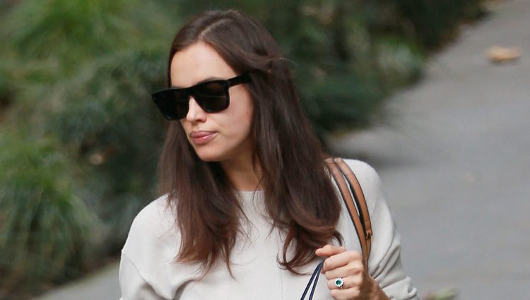Irina Shayk tapando su barriguita con una bolsa de Ralph Lauren