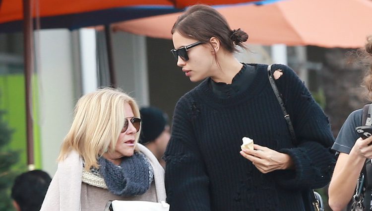 Irina Shayk comprando con la madre de Bradley Cooper en Los Angeles