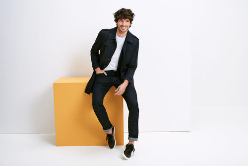 Andrés Velencoso con una blazer informal de Esprit Men primavera/verano 2017