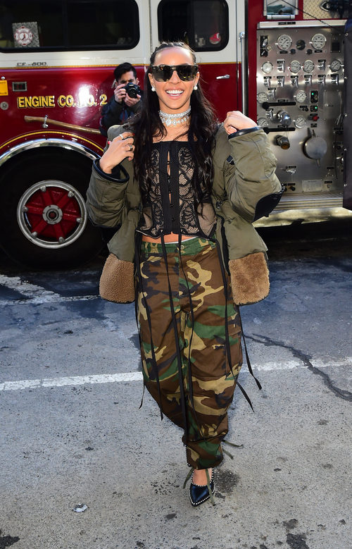 Tinashe con un look de camuflaje en las calles de Nueva York
