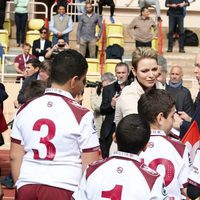 Alberto y Charlene de Mónaco con unos niños en el Torneo de Rugby de Santa Devota