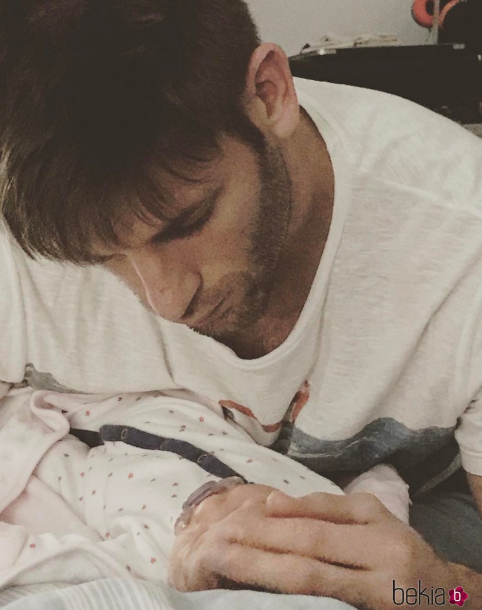 Marcos Poggi con su hija recién nacida Chiara