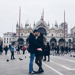Pol y Adara ('GH 17') se besan frente a la catedral de San Marcos en Venecia