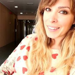 Gisela en el hospital mientras cuida a su padre