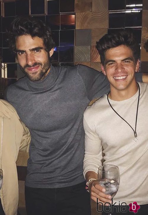 Miguel Cermeño posando con su amigo Juan Betancourt en las redes sociales