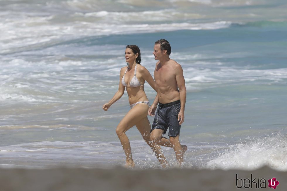 Cindy Crawford y Rande Gerber saliendo de la playa en las isla de San Bartolomé