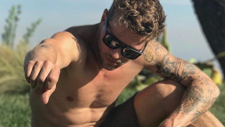 Ryan Phillippe junto a un perro