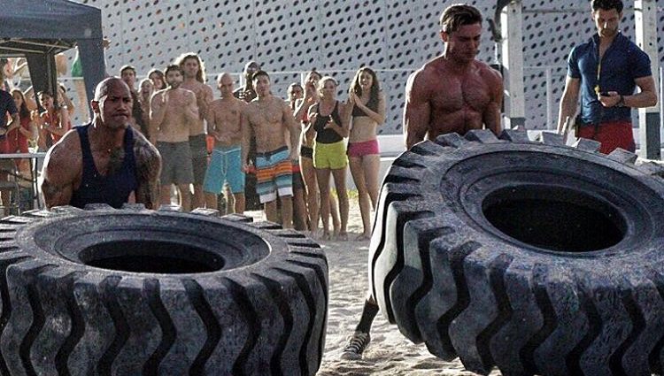 Zac Efron y Dwayne Johnson en una de las escenas de 'Baywatch'