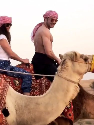 Zac Efron montando en camello con una amiga en Dubái