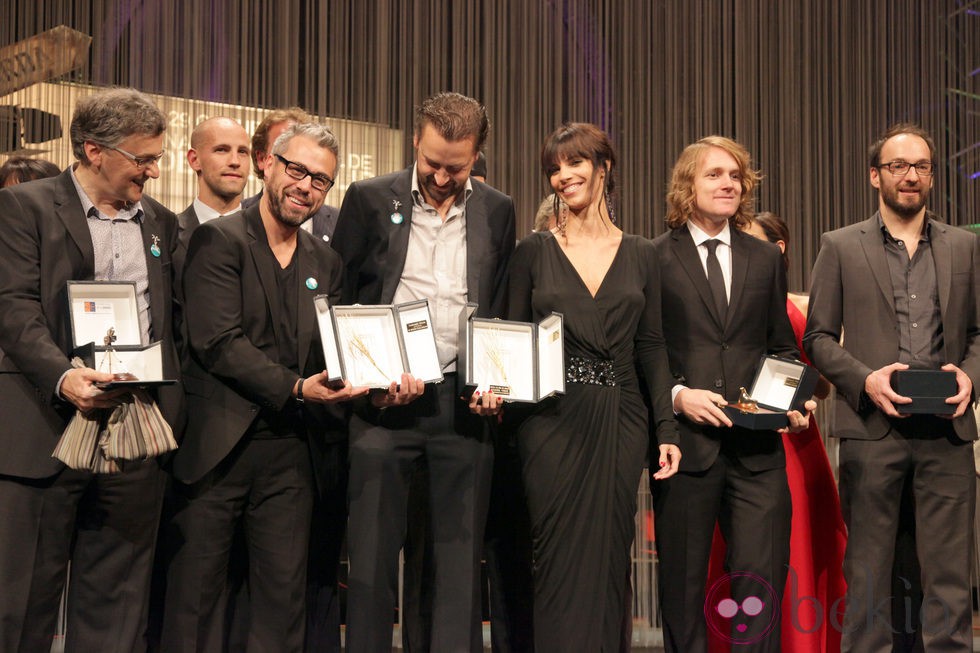 Maribel Verdú posa con el resto de premiados en la clausura de la Seminci 2011