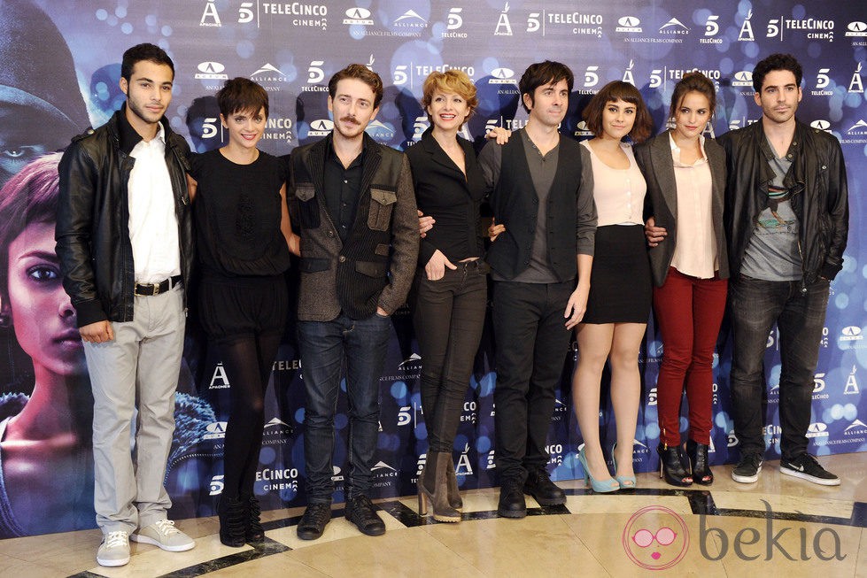 Los actores y el director de 'Verbo' en la presentación de la película