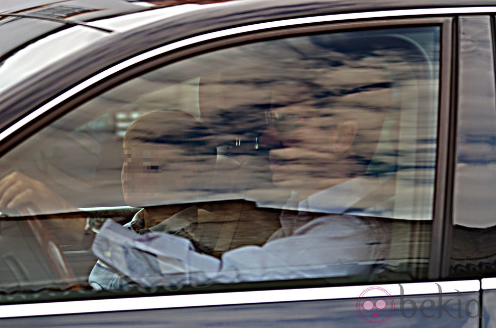 Cayetano Martínez de Irujo y su hijo Luis visitan a la Duquesa de Alba
