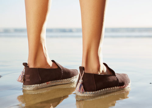 Alpargatas marrones de & Other Stories y Toms primavera/verano 2017