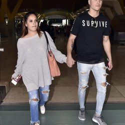 Gloria Camila con su novio KIko en el aeropuerto de Madrid