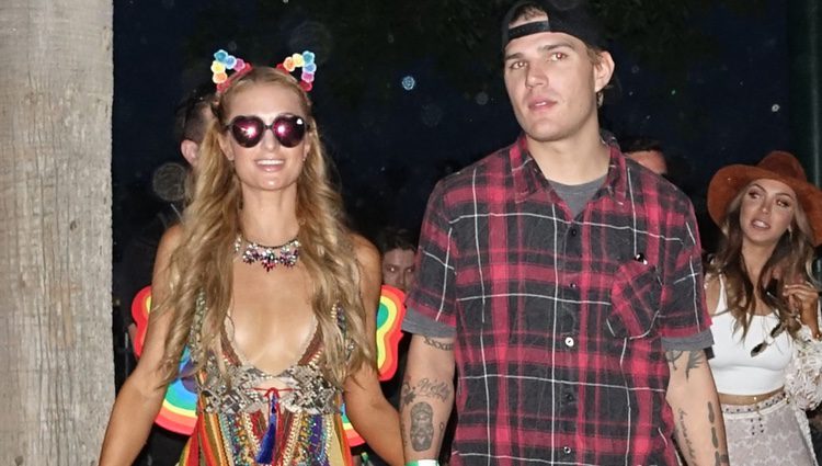 Paris Hilton y Chris Zylka en el Coachella 2017