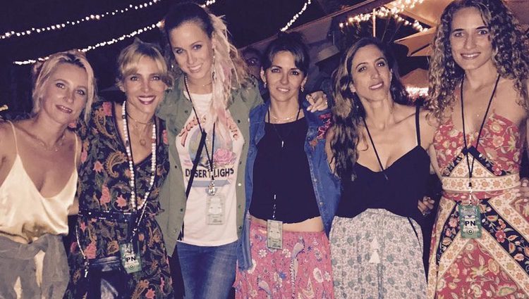 Elsa Pataky, con amigas en el festival Blue Festival de Byron Bay