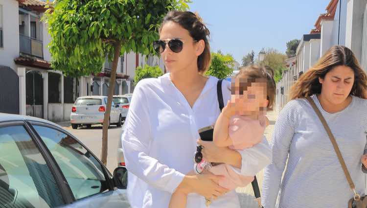 Irene Rosales con su hija Ana tras su operación estética