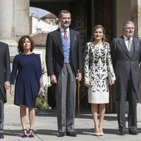 Los Reyes Felipe y Letizia con Soraya Sáenz de Santamaría, Íñigo Méndez de Vigo y Cristina Cifuentes en la entrega del Premio Cervantes 2016