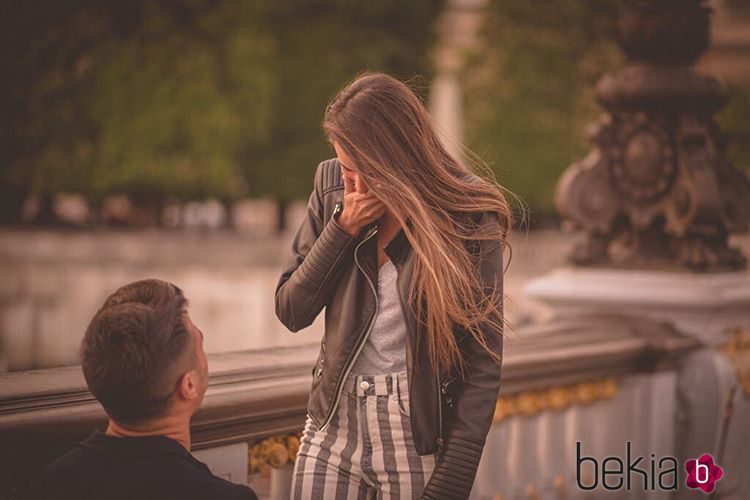 Joaquín Hurtado pide matrimonio a Carolina Vico en París
