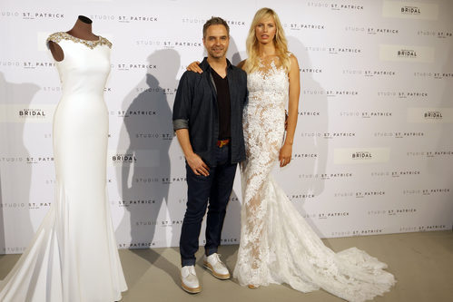 Karolina Kurkova y Hervé Moreau en la presentación de la colección 2018 de Studio St. Patrick en la Barcelona Bridal Week