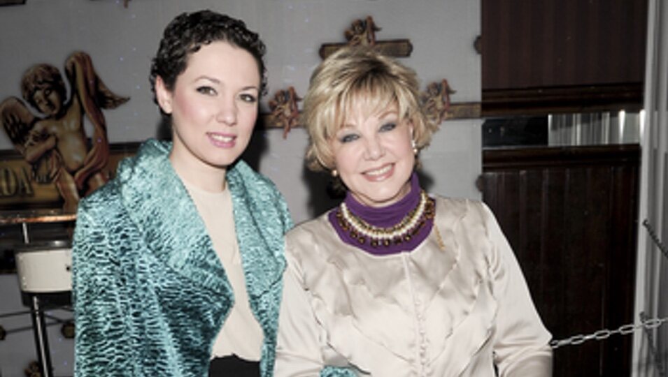 Karina y su hija Azahara durante un acto público en Madrid