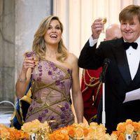 Los Reyes de Holanda brindando en la cena de gala del 50 cumpleaños del Rey Guillermo