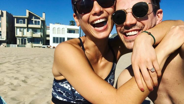 Grant Gustin y su pareja LA Thoma se comprometen