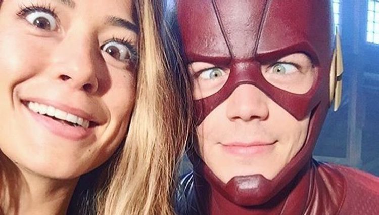 Grant Gustin y LA Thoma en el set de 'Flash'