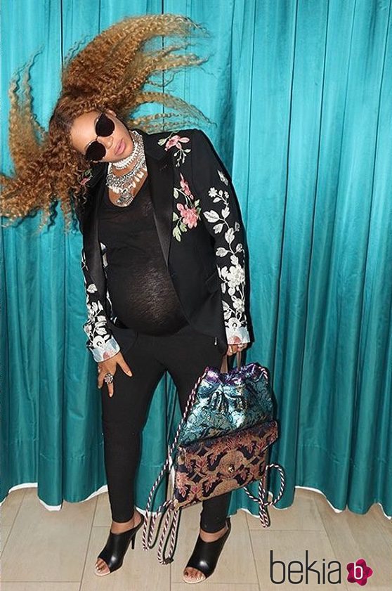 Beyoncé ondea su melena mientras mira a la cámara
