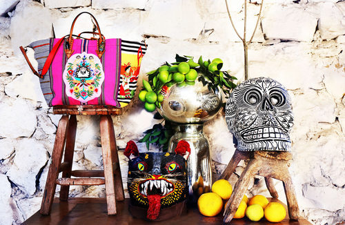 Modelos de la colección 'Mexicaba!' realizada por artesanas mayas para Christian Louboutin