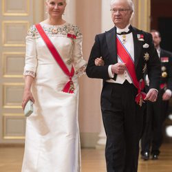 Mette-Marit de Noruega y Carlos Gustavo de Suecia en una cena de gala por el 80 cumpleaños de los Reyes de Noruega