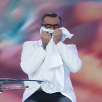Jorge Javier Vázquez oliendo la camisa de Eliad Cohen en el plató de 'Supervivientes 2017'