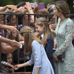 La Reina Letizia, la Princesa Leonor y la Infanta Sofía saludan a unas ciudadanas en la Comunión de la Infanta Sofía