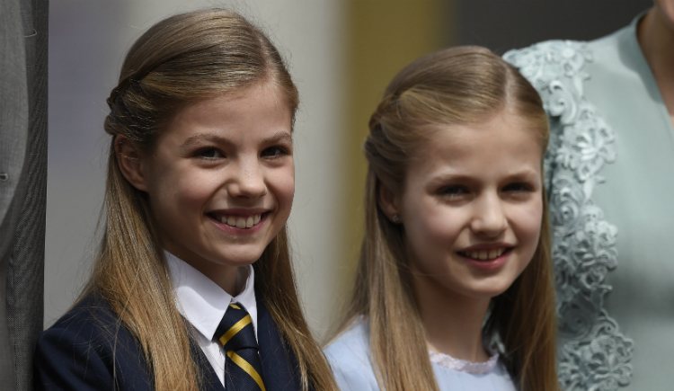 La Infanta Sofía, muy sonriente en su Comunión junto a la Princesa Leonor