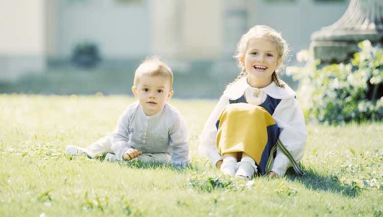 Oscar y Estela de Suecia posan sentados en el jardín por el Día Nacional de Suecia 2017