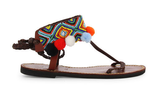 Modelo con pompones de colores de la colección de sandalias solidarias de Alma en Pena