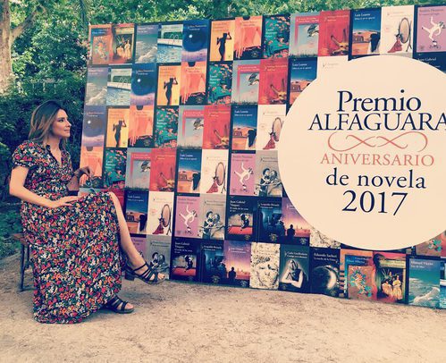 Sandra Barneda con un vestido floral en la Feria del Libro