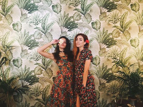 Ana Rujas junto a una amiga con look floral en su fiesta de cumpleaños