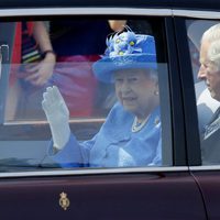 La Reina Isabel y el Príncipe de Carlos de camino a la apertura del Parlamento