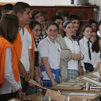 La Reina Letizia con unos niños en Asturias