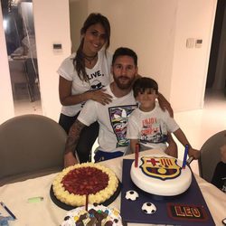 Leo Messi celebrando su 30 cumpleaños con Antonella Roccuzzo y sus hijos Thiago y Mateo