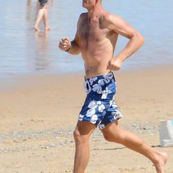 Iñaki Urdangarin corriendo por la playa en bañador