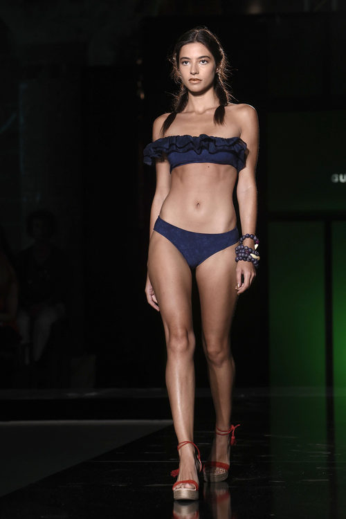Bikini con volantes de la colección 'Camino hacia el sol' de Guillermina Baeza en la 20 edición de la 080 Barcelona