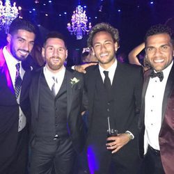 Luis Suárez, Neymar y Dani Alves con Leo Messi el día de su boda