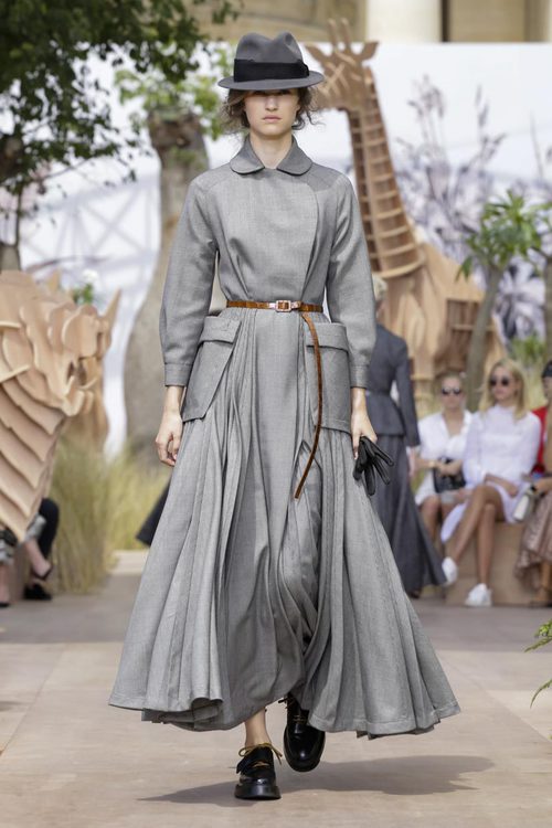 Vestido-gabardina gris del desfile de Alta Costura Otoño-Invierno 2017-2018 de Dior